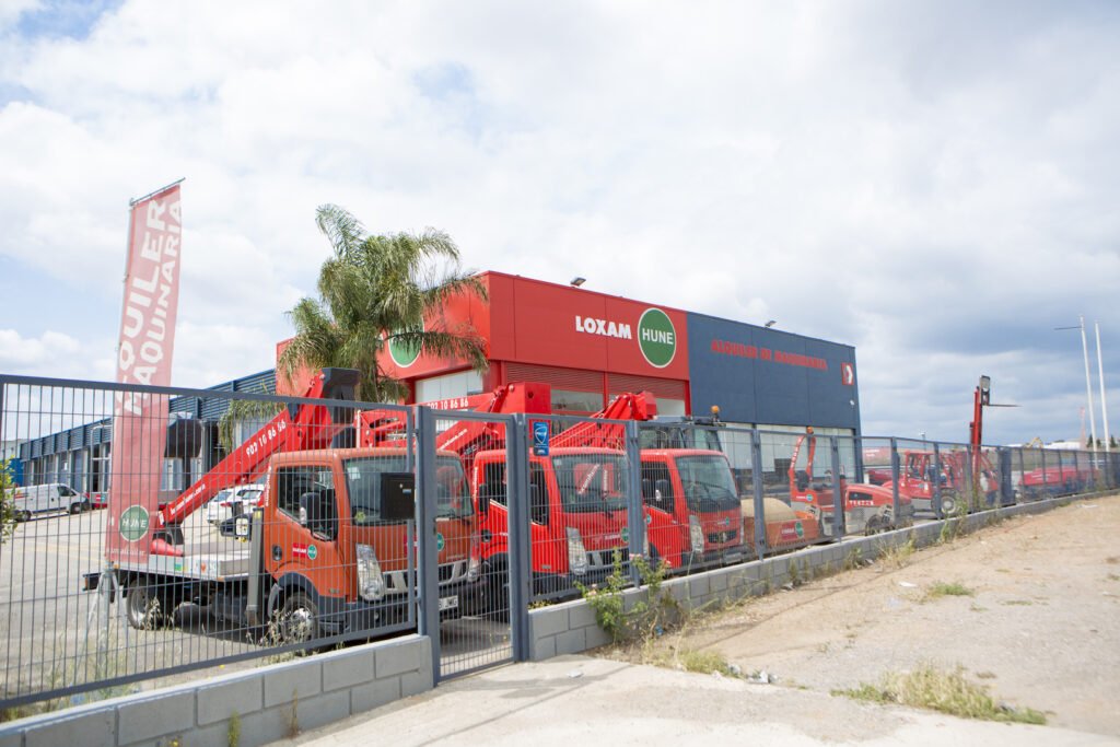 Construcción de edificación industrial y campa