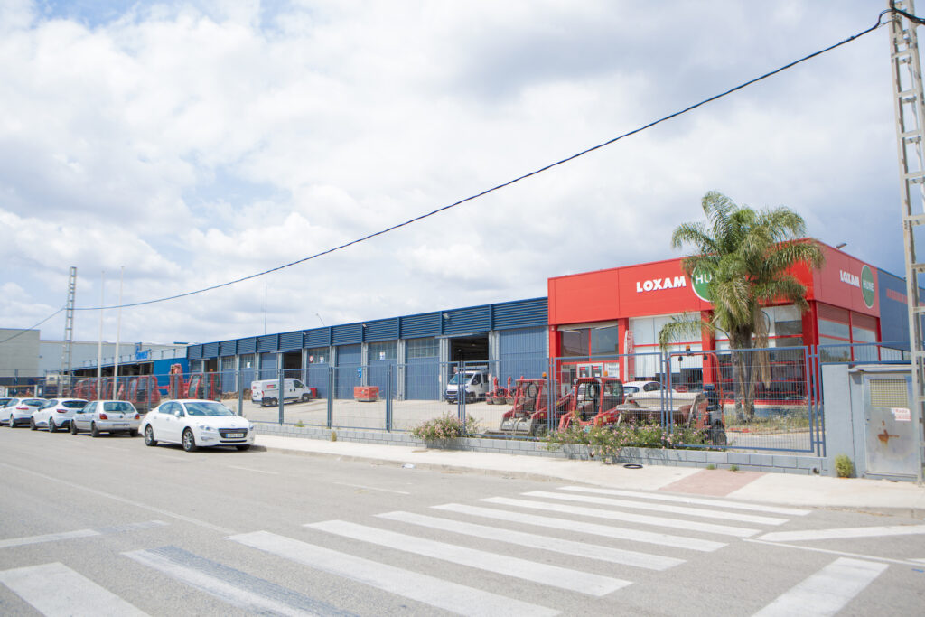 Construcción de edificación industrial  y campa